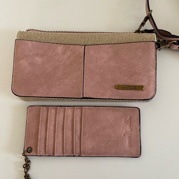 Simply Noelle Wristlet with additional shoulder strap - Picture 2 of 7